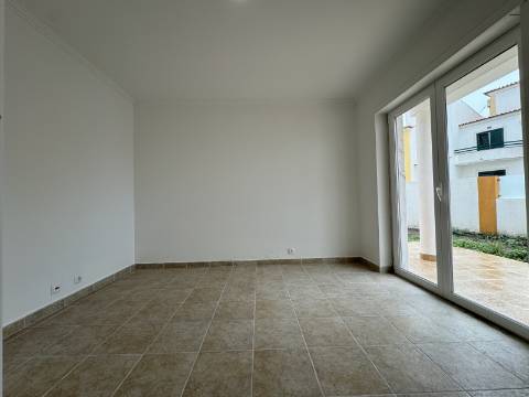 Moradia T3 com terraço e logradouro no centro da Ericeira