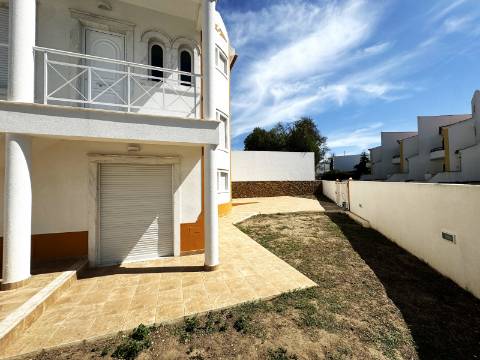 Moradia T3 com terraço e logradouro no centro da Ericeira