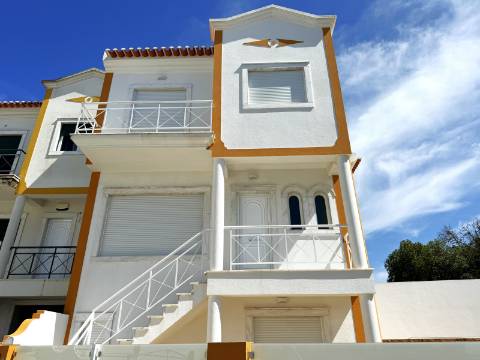 Moradia T3 com terraço e logradouro no centro da Ericeira
