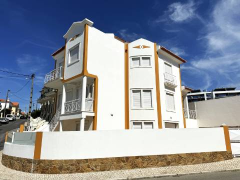Moradia T3 com terraço e logradouro no centro da Ericeira