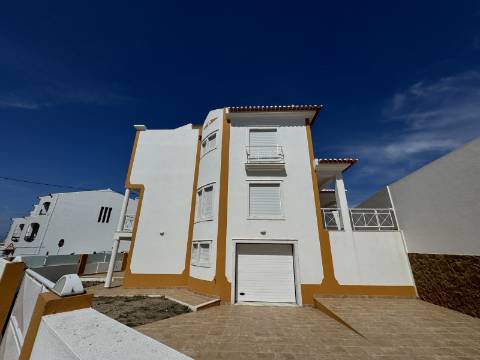 Moradia T3 com terraço e logradouro no centro da Ericeira