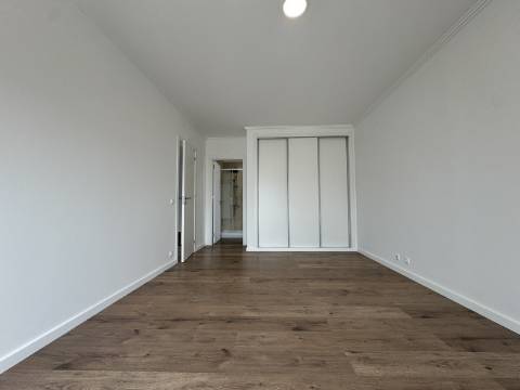 Moradia T3 com terraço e logradouro no centro da Ericeira