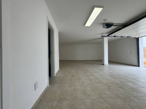 Moradia T3 com terraço e logradouro no centro da Ericeira