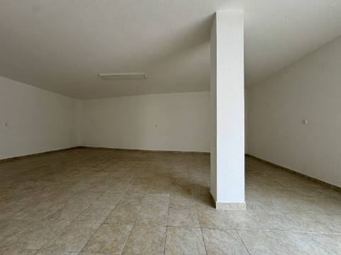 Moradia T3 com terraço e logradouro no centro da Ericeira