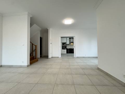 Moradia T3 com terraço e logradouro no centro da Ericeira