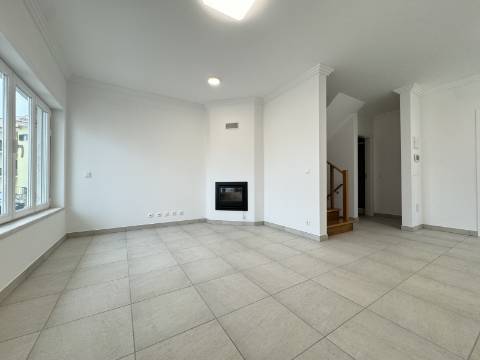 Moradia T3 com terraço e logradouro no centro da Ericeira