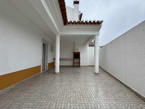 Moradia T3 com terraço e logradouro no centro da Ericeira