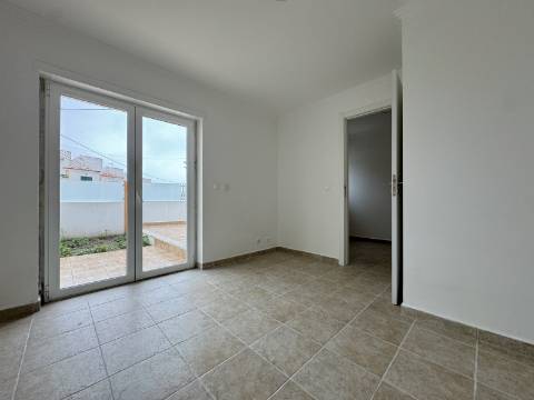 Moradia T3 com terraço e logradouro no centro da Ericeira