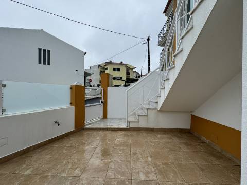 Moradia T3 com terraço e logradouro no centro da Ericeira