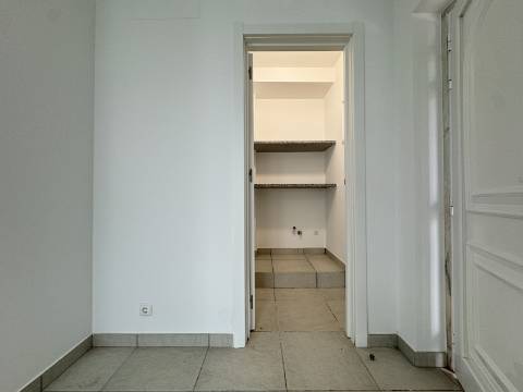 Moradia T3 com terraço e logradouro no centro da Ericeira