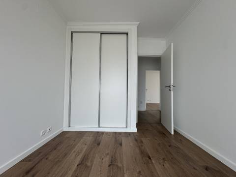 Moradia T3 com terraço e logradouro no centro da Ericeira