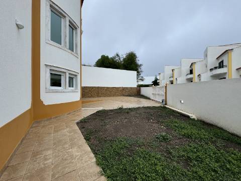 Moradia T3 com terraço e logradouro no centro da Ericeira