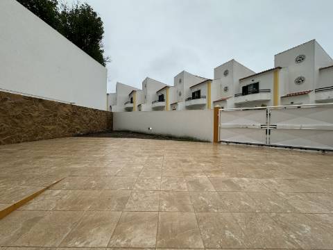 Moradia T3 com terraço e logradouro no centro da Ericeira