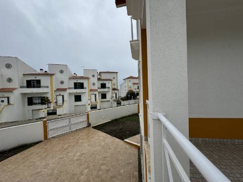 Moradia T3 com terraço e logradouro no centro da Ericeira