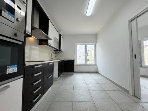 Moradia T3 com terraço e logradouro no centro da Ericeira