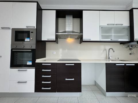 Moradia T3 com terraço e logradouro no centro da Ericeira