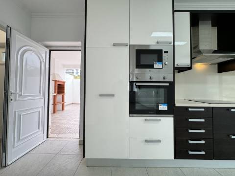 Moradia T3 com terraço e logradouro no centro da Ericeira