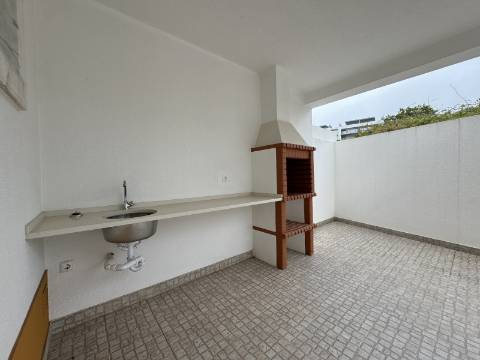 Moradia T3 com terraço e logradouro no centro da Ericeira