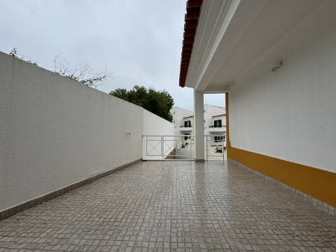 Moradia T3 com terraço e logradouro no centro da Ericeira