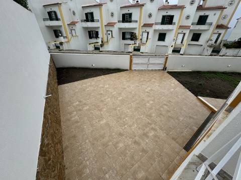 Moradia T3 com terraço e logradouro no centro da Ericeira
