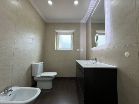 Moradia T3 com terraço e logradouro no centro da Ericeira