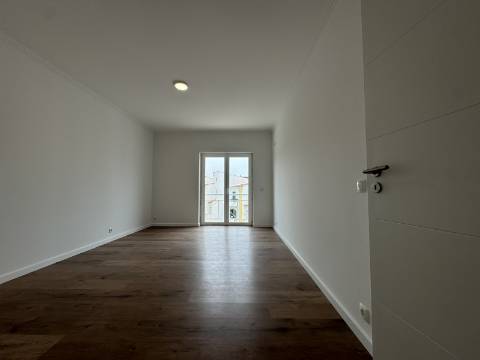 Moradia T3 com terraço e logradouro no centro da Ericeira