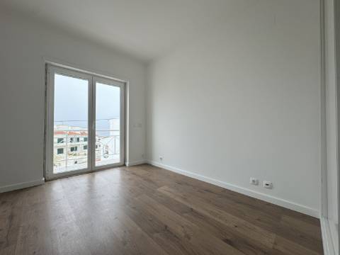 Moradia T3 com terraço e logradouro no centro da Ericeira