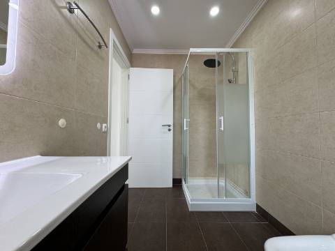 Moradia T3 com terraço e logradouro no centro da Ericeira