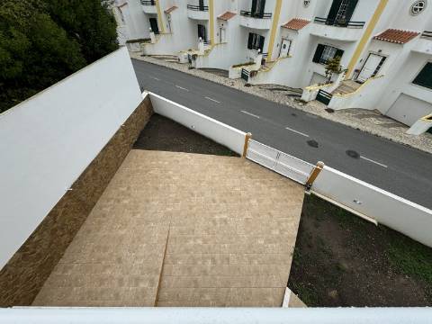 Moradia T3 com terraço e logradouro no centro da Ericeira