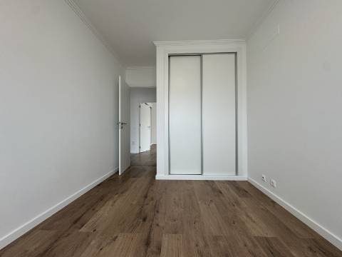 Moradia T3 com terraço e logradouro no centro da Ericeira