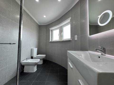 Moradia T3 com terraço e logradouro no centro da Ericeira