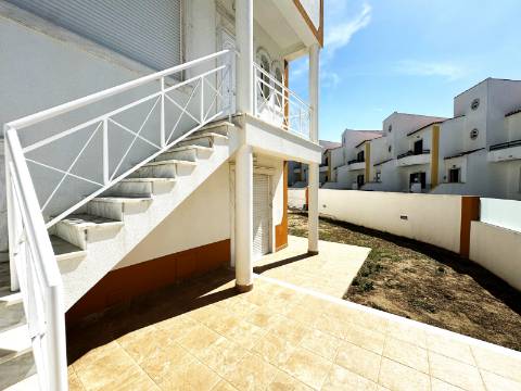 Moradia T3 com terraço e logradouro no centro da Ericeira