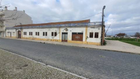 Edifício com imenso potencial no Centro do Montijo