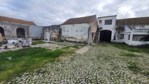 Edifício com imenso potencial no Centro do Montijo
