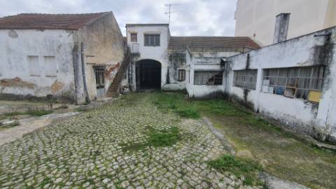 Edifício com imenso potencial no Centro do Montijo