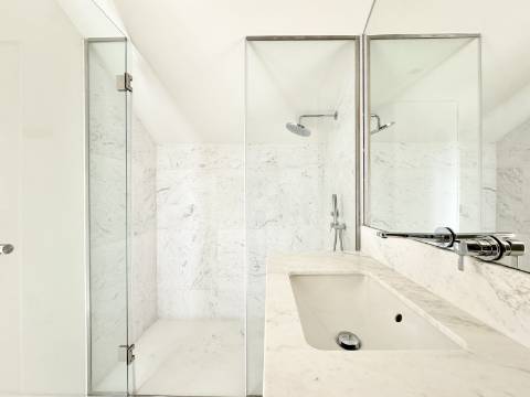 Apartamento T2 Duplex de Luxo - Condomínio ''Campo Grande 200''