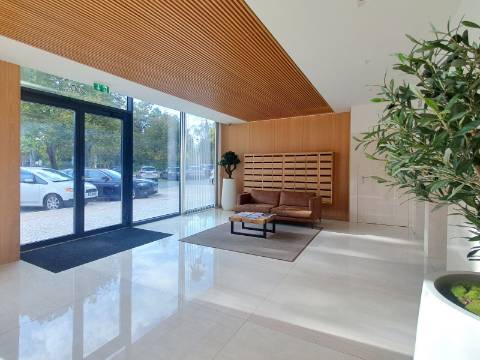 Apartamento T2 Duplex de Luxo - Condomínio ''Campo Grande 200''