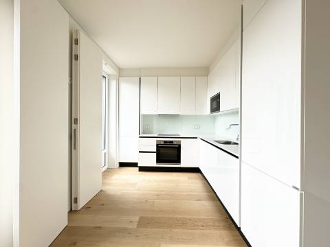 Apartamento T2 Duplex de Luxo - Condomínio ''Campo Grande 200''