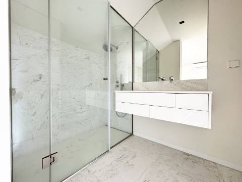 Apartamento T2 Duplex de Luxo - Condomínio ''Campo Grande 200''