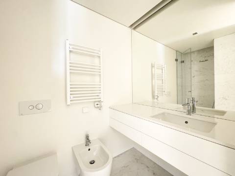 Apartamento T2 Duplex de Luxo - Condomínio ''Campo Grande 200''