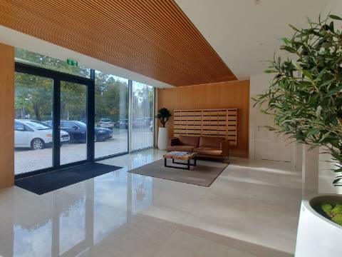 Apartamento T2 Duplex de Luxo - Condomínio ''Campo Grande 200''