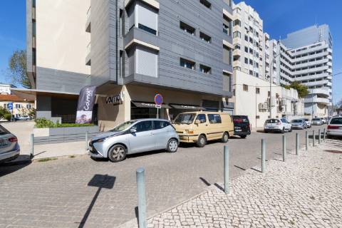 Loja para investimento com 105 m2, grandes montras e 2 lugares de garagem, junto á Praça de Espanha em Lisboa