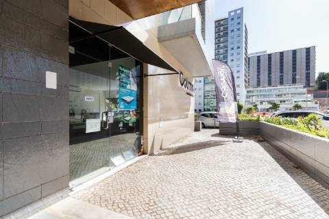 Loja para investimento com 105 m2, grandes montras e 2 lugares de garagem, junto á Praça de Espanha em Lisboa