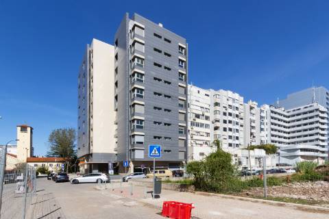 Loja para investimento com 105 m2, grandes montras e 2 lugares de garagem, junto á Praça de Espanha em Lisboa