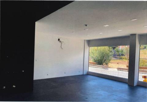 Loja para investimento com 105 m2, grandes montras e 2 lugares de garagem, junto á Praça de Espanha em Lisboa