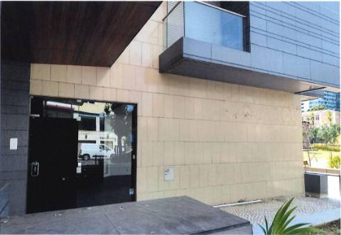 Loja para investimento com 105 m2, grandes montras e 2 lugares de garagem, junto á Praça de Espanha em Lisboa