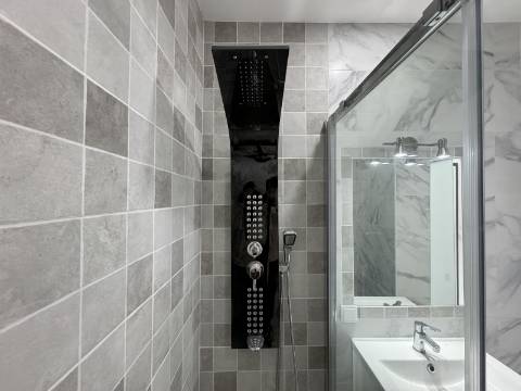 Charmoso apartamento T1 no coração do vibrante bairro de Arroios, em Lisboa.