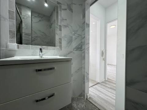 Charmoso apartamento T1 no coração do vibrante bairro de Arroios, em Lisboa.