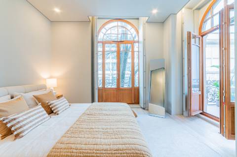 Apartamento T3 com espaçosa varanda estilo Pombalino - Av. da Liberdade, Lisboa