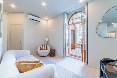 Apartamento T3 com espaçosa varanda estilo Pombalino - Av. da Liberdade, Lisboa